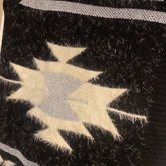 BCBGMAXAZRIA fuzzy eyelash open sleeveless sweater Aztec sweater size M - Picture 2 of 4